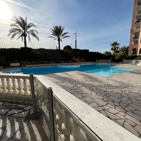 Apartment Avec Vue Et Piscine A *